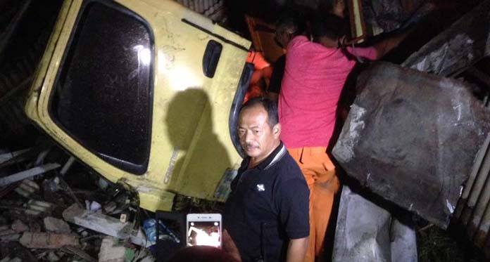 Perbaiki Mesin Truk saat Gigi Masuk, Mendadak Hidup Seruduk Warung, 2 Tewas