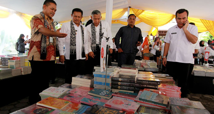 Minat Baca Masyarakat Masih Rendah, Disarpus-Gramedia Gelar Pesta Buku Murah