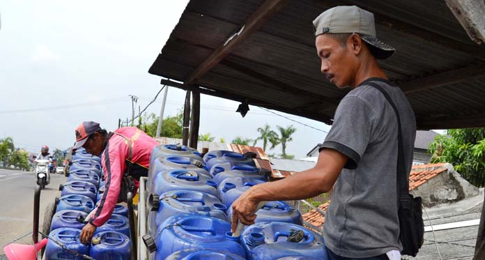 Pipa PDAM sampai Depot Air, Warga Mundu Kesulitan Air Bersih