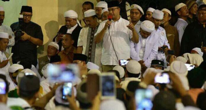 Temui Ribuan Jamaah di Istiqlal, Anies dan Prabowo Sujud Syukur