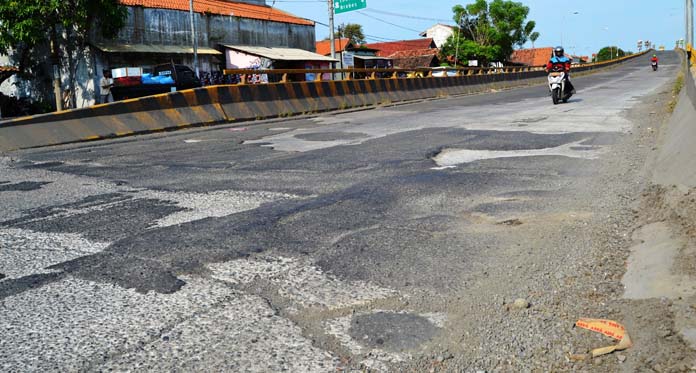 Aspal Jalan Layang Gebang Ngelupas, Kerap Terjadi Lakalantas