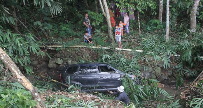 2 Avanza Bersenggolan, Satu Terjun ke Sungai