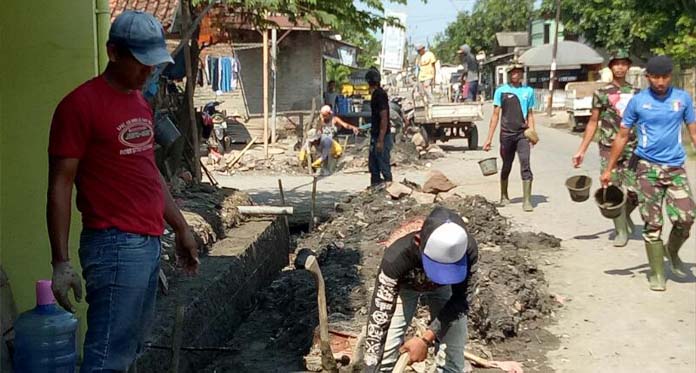 Antisipasi Banjir, TNI Bangun Drainase di Sepanjang Desa Dadap