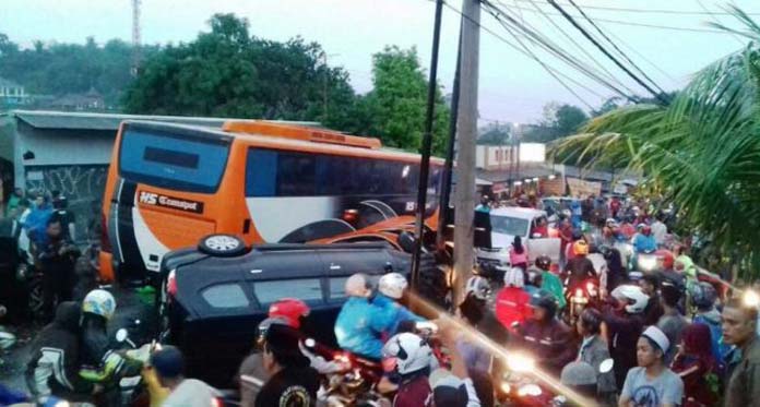 Rem Blong, Bus Karambol Hantam 12 Kendaraan, 3 Tewas di Puncak Bogor