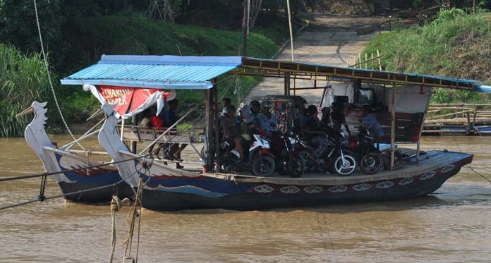 Selama Ini Nyebrang Pakai Perahu Tali, Warga Desak Pembangunan Jembatan