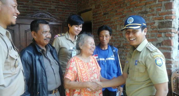 Rumah Lansia Roboh Diterjang Angin, Muspika Jatibarang Berempati