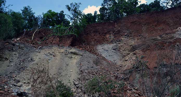 Tebing 50 M Longsor, Tutup Badan Sungai