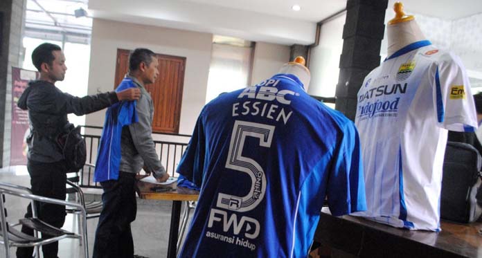 Seribu Jersey Essien Terjual dalam Tiga Pekan