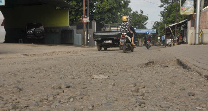 Wasapada Lintasi Jalan Cideng Raya, Rusak Parah