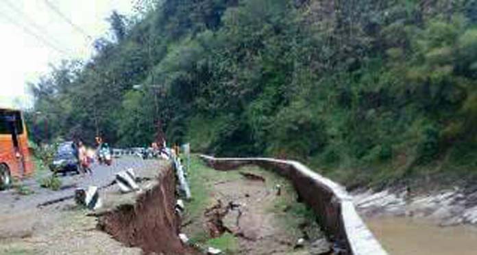 Ini Penyebab Jalan Waled-Kuningan Ambles