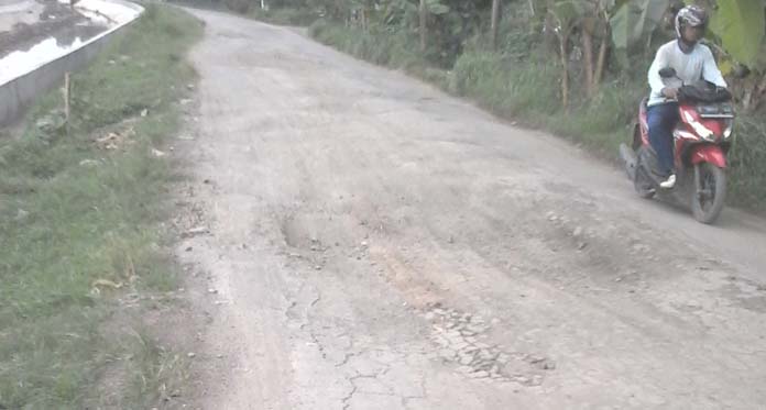 Bahaya, Jalan Raya Jengkok  Banyak Lubang dan Bergelombang