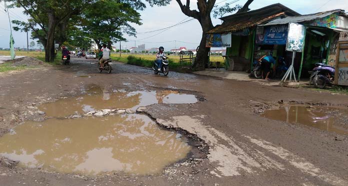 Jalan Panguragan-Arjawinangun Rusak Parah, Mirip Kubangan saat Hujan