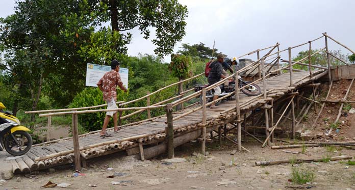 Gubrak!! Pengendara Sepeda Motor Jatuh di Jembatan Modular