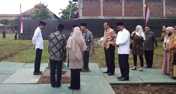 Aktif Jaga NKRI, Jokowi Beri Bantuan Buntet Pesantren