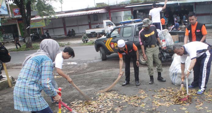 Program Jumsih, Muspika Jalaksana Bersihkan Jalan Utama