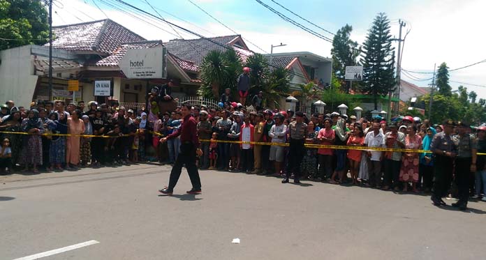 Polisi Rekonstruksi Pembunuhan Ketua Moonraker, Ratusan Warga Penasaran