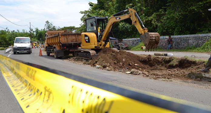 Agar Bisa Dilintasi, Bahu Jalan Waled-Kuningan Dikeruk