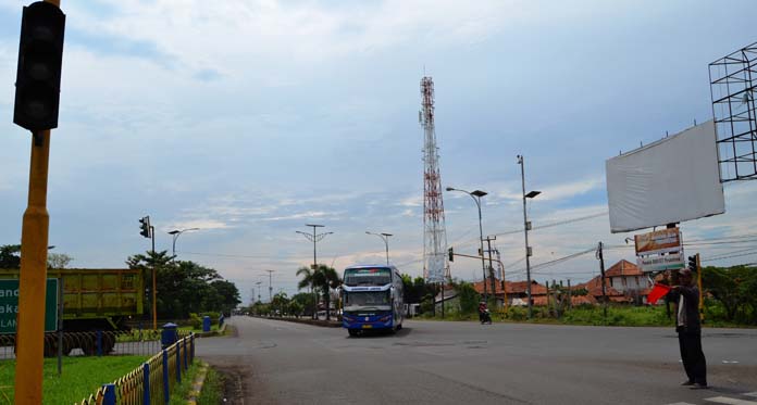 Lamer di Exit Tol Kanci Mati, Tukang Ojek Beraksi Atur Lalu Lintas