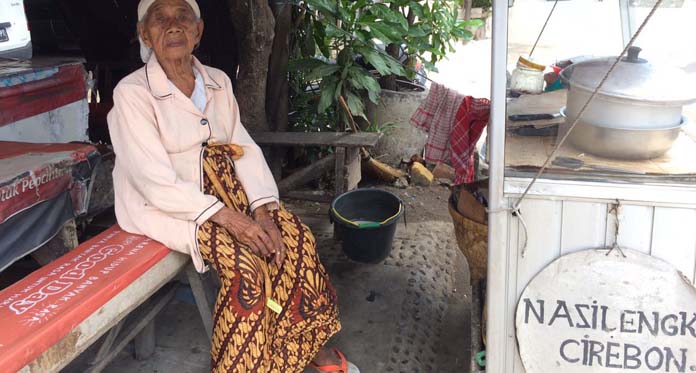 Cerita Masniah, Lansia 106 Tahun Masih Jualan Nasi Lengko (2/Habis)