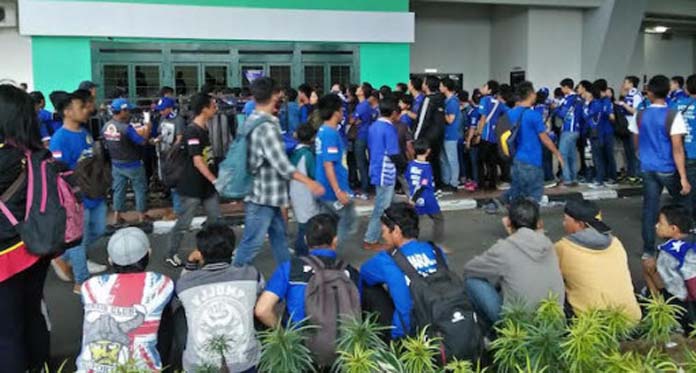 Penasaran Tonton Essien, Bobotoh Mengular di Stadion GBLA