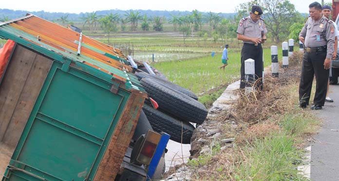 Sopir Ngantuk, Fuso Nyungsep ke Sawah