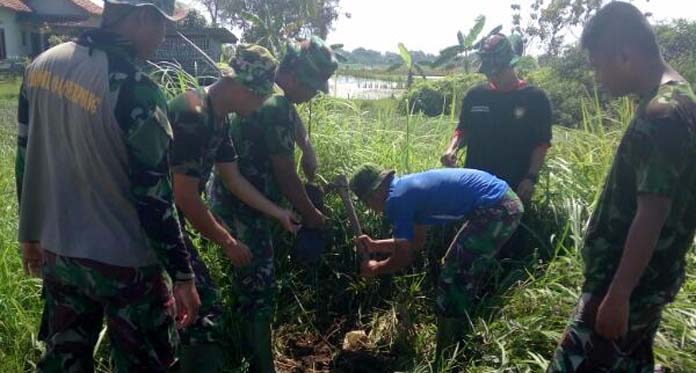 Tanam Pohon di Sepanjang Jalan Desa, Helat Bakti Sosial dan Pelatihan