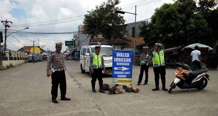 Jalan Ambles Kian Lebar, Polres Cirebon Alihkan Arus Kendaraan