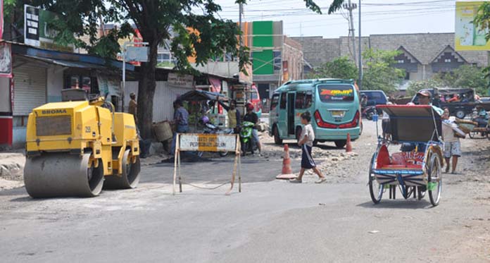 Pelebaran Jalan Warung Asem Tertunda Lagi