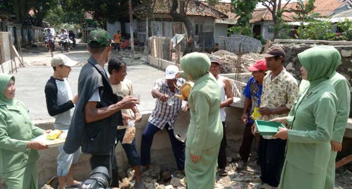 Tebar Bantuan Sembako, Anggota Persit Kartika Chandra Kirana juga Beri Dukungan Suami