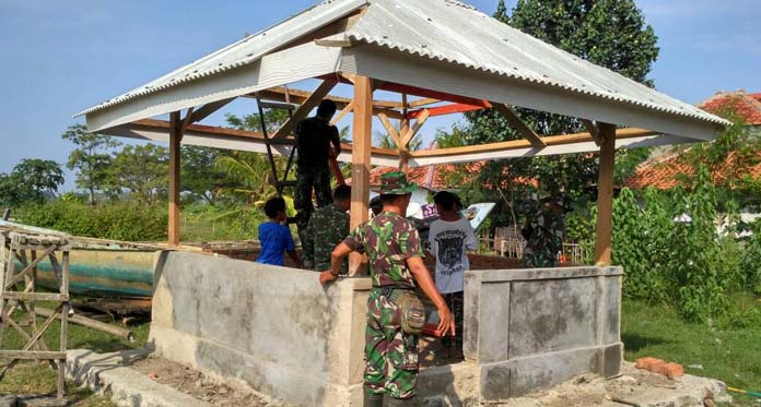 TNI dan Warga Gotong Royong Bangun Poskamling