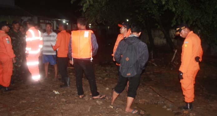 Banjir Jebol Tembok Perumahan, Satu Warga Terseret Arus Sungai