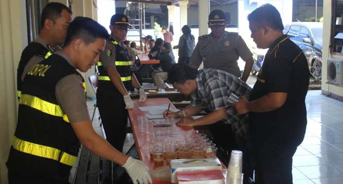 Cegah Narkoba, Puluhan Polisi Tes Urine