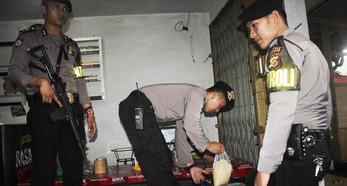 Polisi Gerebek Warung Jamu, Dapat 3 Liter Tuak