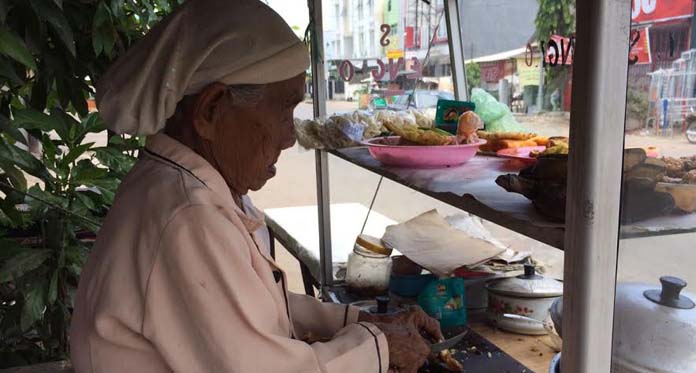 Cerita Masniah, Lansia 106 Tahun Masih Julan Nasi Lengko (1)