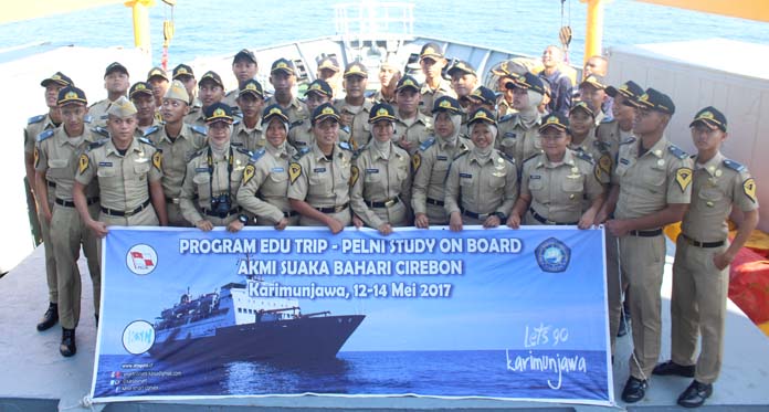 Study on Board, Taruna Akmi Suaka Bahari Cirebon Praktik Layar di Karimunjawa