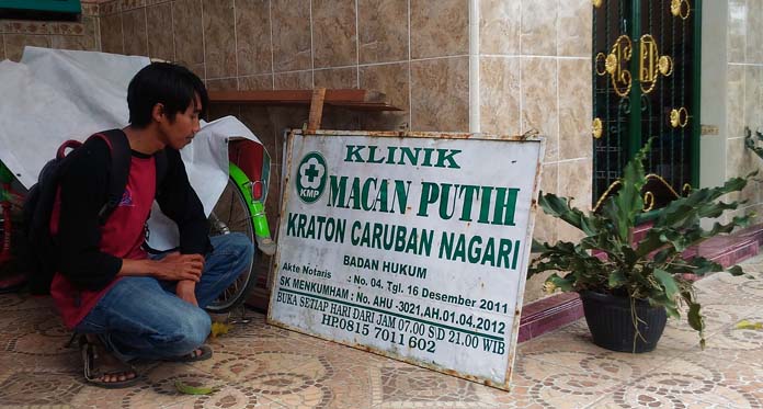 Setelah Dimediasi, Atribut Kraton Caruban Nagari Diturunkan