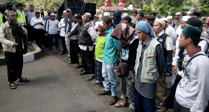 Massa FUI Datangi Kejari Cirebon: Copot Jaksa Agung!