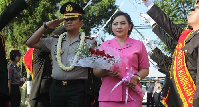 Pedang Pora dan Kereta Kencana Iringi Pisah Sambut Kapolres Kuningan