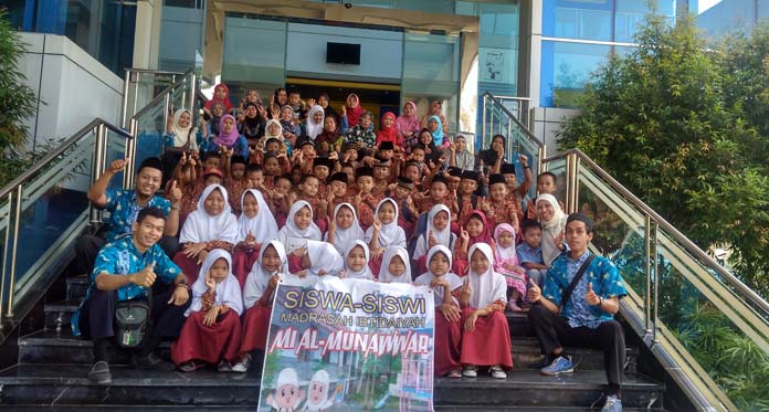 Kenalkan Dunia Jurnalistik, Siswa MI Plus Al-Munawwar Kunjungi Radar Cirebon