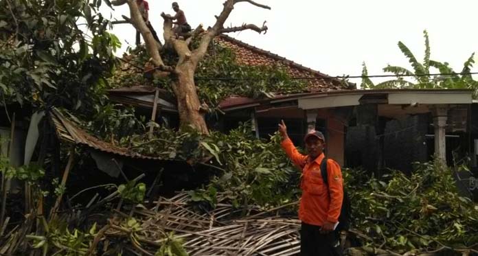 190 Rumah Rusak Akibat Puting Beliung di Cirebon Utara