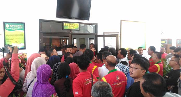 PN Sumber Membeludak, Ratusan Nasabah Padati Jalannya Sidang Direksi CSI