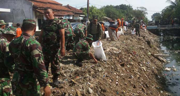 Tentara Bersama Masyarakat Sisir Sampah Sepanjang Pantai Dadap