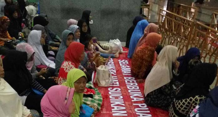 DKM Attaqwa Bagikan 500 Bungkus Nasi Gratis selama Ramadan