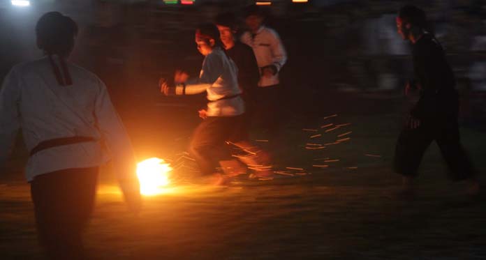 Sambut Ramadan, Santri Ponpes Babakan Ciwaringin Main Bola Api