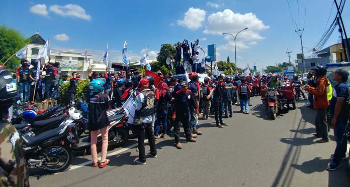 May Day, Ribuah Buruh Cirebon Demontrasi  di 7 Titik