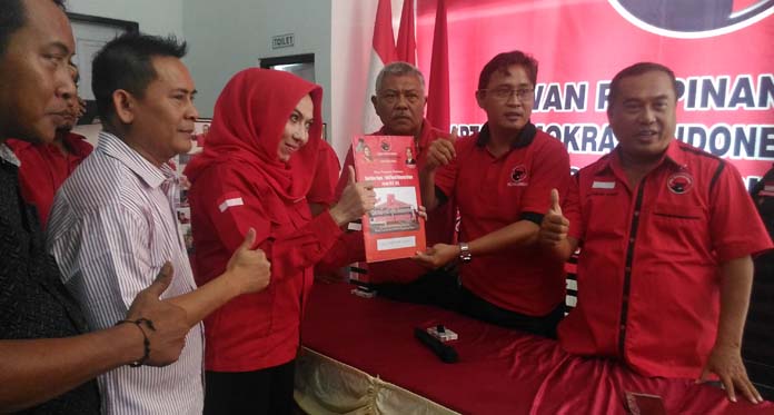 Dian Resmi Daftar Bacabup Cirebon lewat PDIP