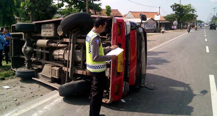 Gagal Nyalip, Elf Terbalik di Pantura, Korbannya…