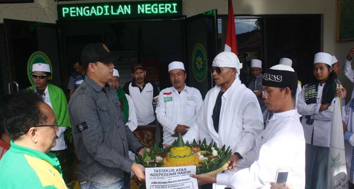 Elmu Kuningan Bagikan Nasi Tumpeng untuk Hakim dan Polisi