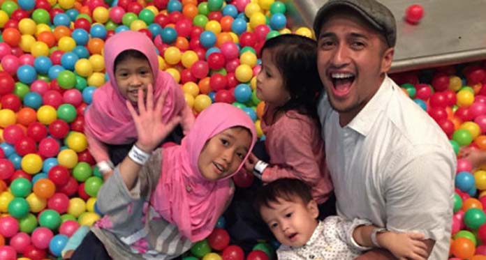 Super Sibuk saat Ramadan, Nih Cara Irfan Hakim Ajari 4 Anaknya