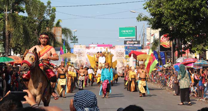 Ribuan Warga Padati Jalan Tuparev, Saksikan Caruban Carnival 2017